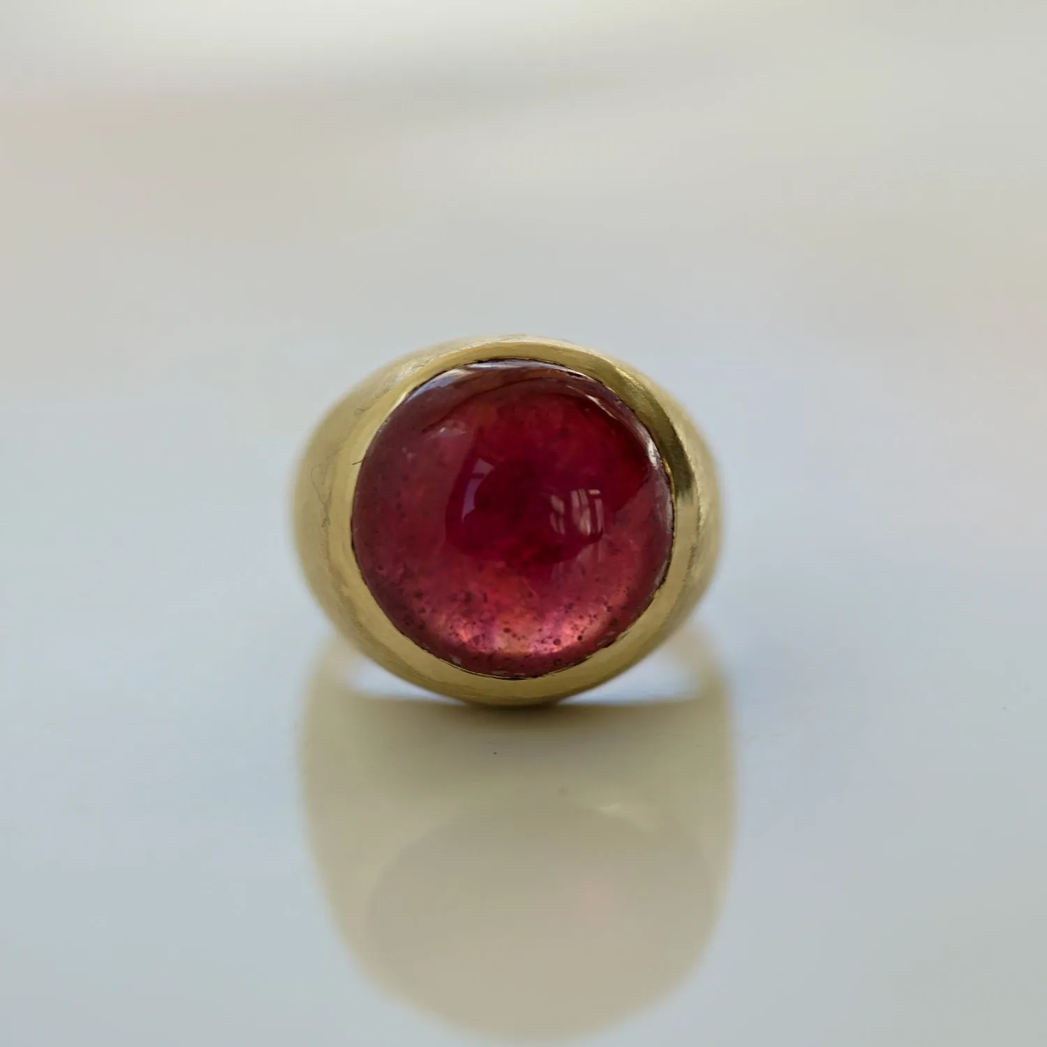 Ruby cabochon gold ring